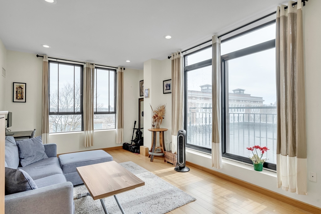 251 Heath St, Boston, Massachusetts, 1 Bedroom Bedrooms, 4 Rooms Rooms,1 BathroomBathrooms,Residential,For Sale,Heath St,73497305