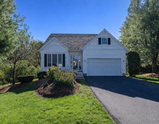 37 Augusta Way, Chelmsford, Massachusetts, 3 Bedrooms Bedrooms, 7 Rooms Rooms,2.5 BathroomsBathrooms,Residential Lease,For Rent,Augusta Way,73497456