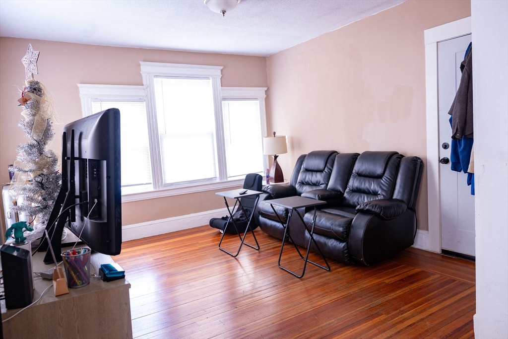 38 Greenacre Sq, Springfield, Massachusetts, 2 Bedrooms Bedrooms, 5 Rooms Rooms,1 BathroomBathrooms,Residential Lease,For Rent,Greenacre Sq,73497575