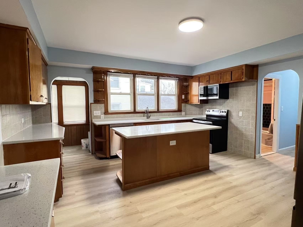 68 Water St, Quincy, Massachusetts, 3 Bedrooms Bedrooms, 5 Rooms Rooms,1 BathroomBathrooms,Residential Lease,For Rent,Water St,73480555