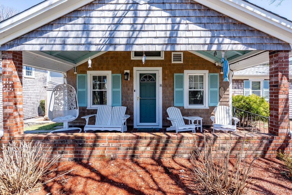 8 Quinsigamond Ave, Falmouth, Massachusetts, 2 Bedrooms Bedrooms, 4 Rooms Rooms,2 BathroomsBathrooms,Residential,For Sale,Quinsigamond Ave,73497644