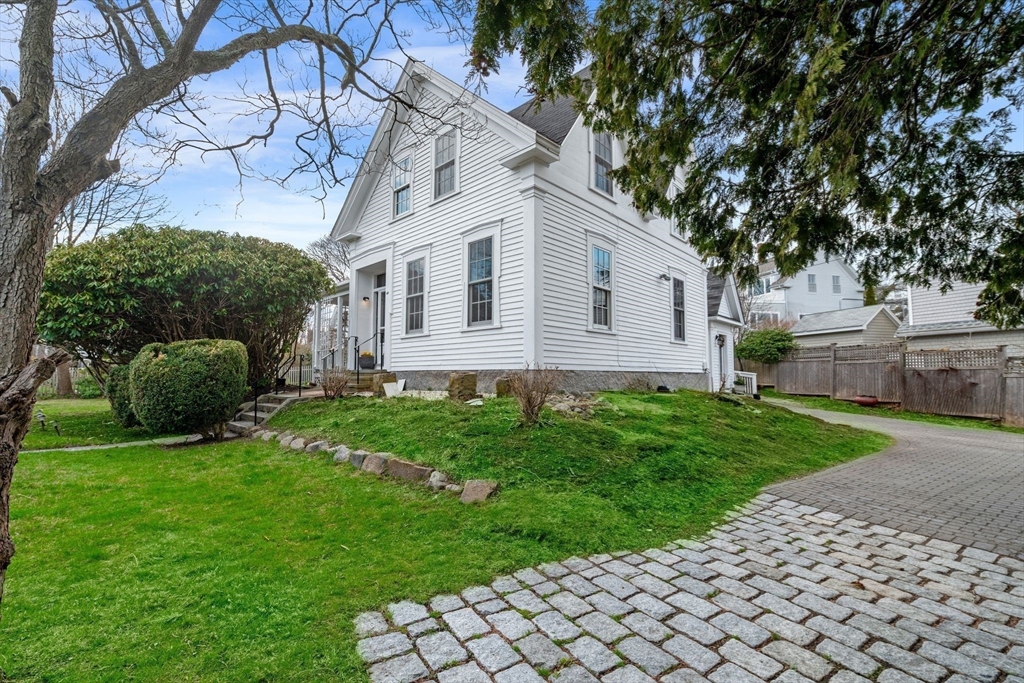 48 Broadway, Rockport, Massachusetts, 3 Bedrooms Bedrooms, 8 Rooms Rooms,2.5 BathroomsBathrooms,Residential,For Sale,Broadway,73497725