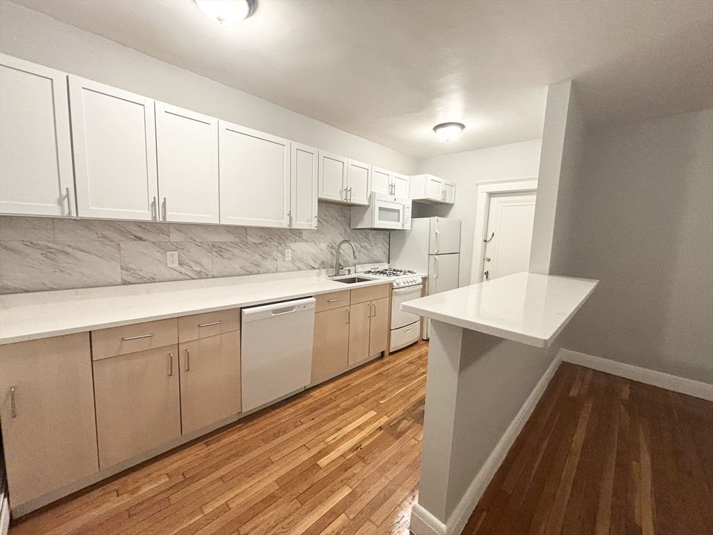 15 Ives Street, Beverly, Massachusetts, 1 Bedroom Bedrooms, 3 Rooms Rooms,1 BathroomBathrooms,Residential Lease,For Rent,Ives Street,73497753