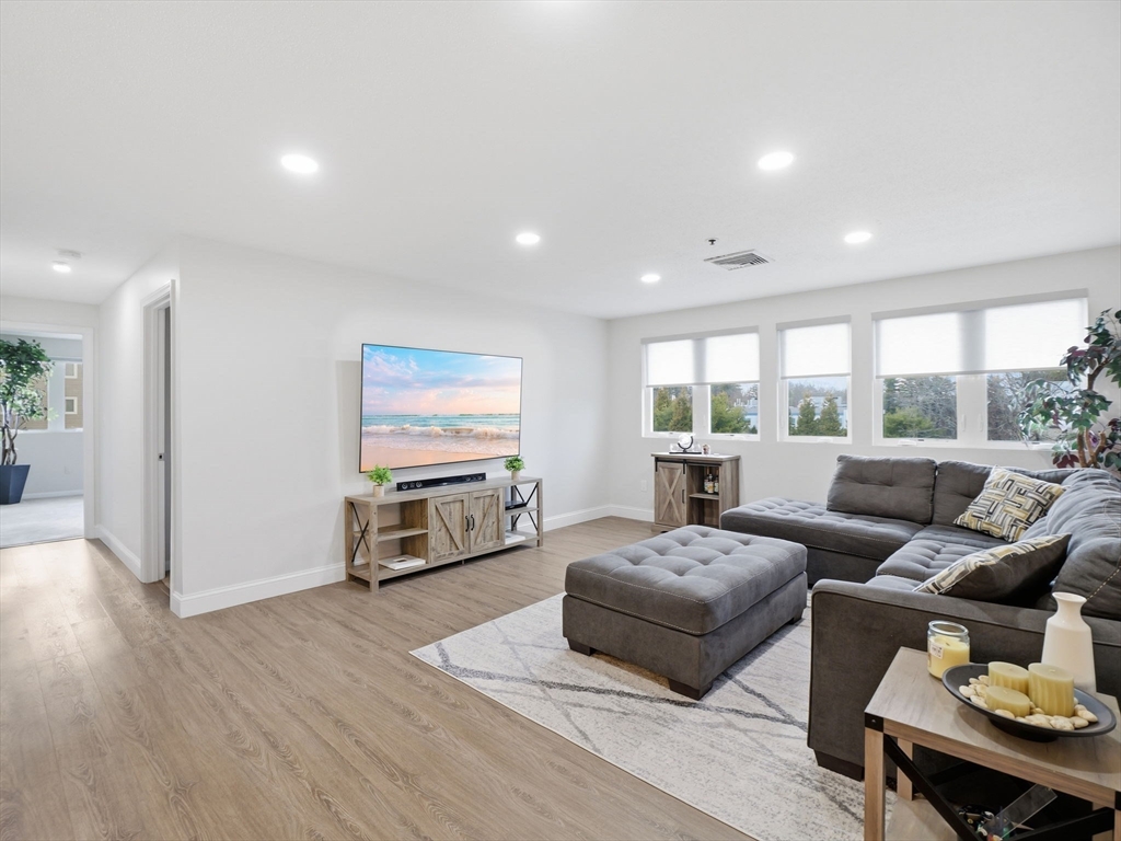 38 Dunham Rd, Beverly, Massachusetts, 2 Bedrooms Bedrooms, 4 Rooms Rooms,1.5 BathroomsBathrooms,Residential,For Sale,Dunham Rd,73497793