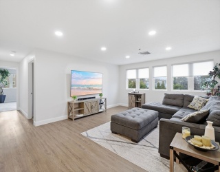 38 Dunham Rd, Beverly, Massachusetts, 2 Bedrooms Bedrooms, 4 Rooms Rooms,1.5 BathroomsBathrooms,Residential,For Sale,Dunham Rd,73497793