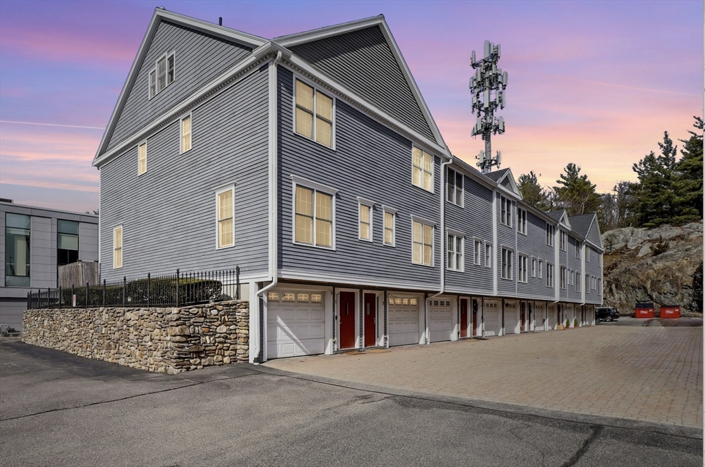 894 Main St, Wakefield, Massachusetts, 3 Bedrooms Bedrooms, 6 Rooms Rooms,2.5 BathroomsBathrooms,Residential,For Sale,Main St,73497790