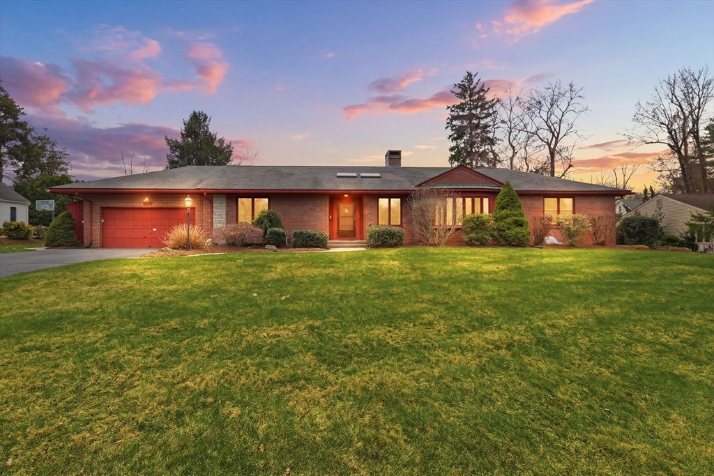 31 Briarcliff Road, Longmeadow, Massachusetts, 3 Bedrooms Bedrooms, 11 Rooms Rooms,4 BathroomsBathrooms,Residential,For Sale,Briarcliff Road,73497816