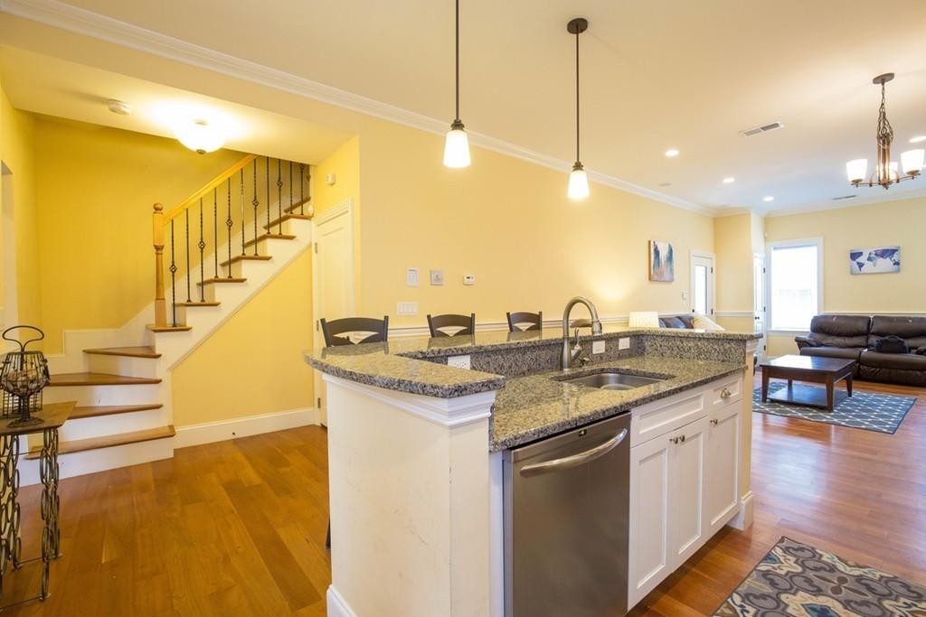 8 Gates St., Boston, Massachusetts, 3 Bedrooms Bedrooms, 6 Rooms Rooms,2.5 BathroomsBathrooms,Residential Lease,For Rent,Gates St.,73497947