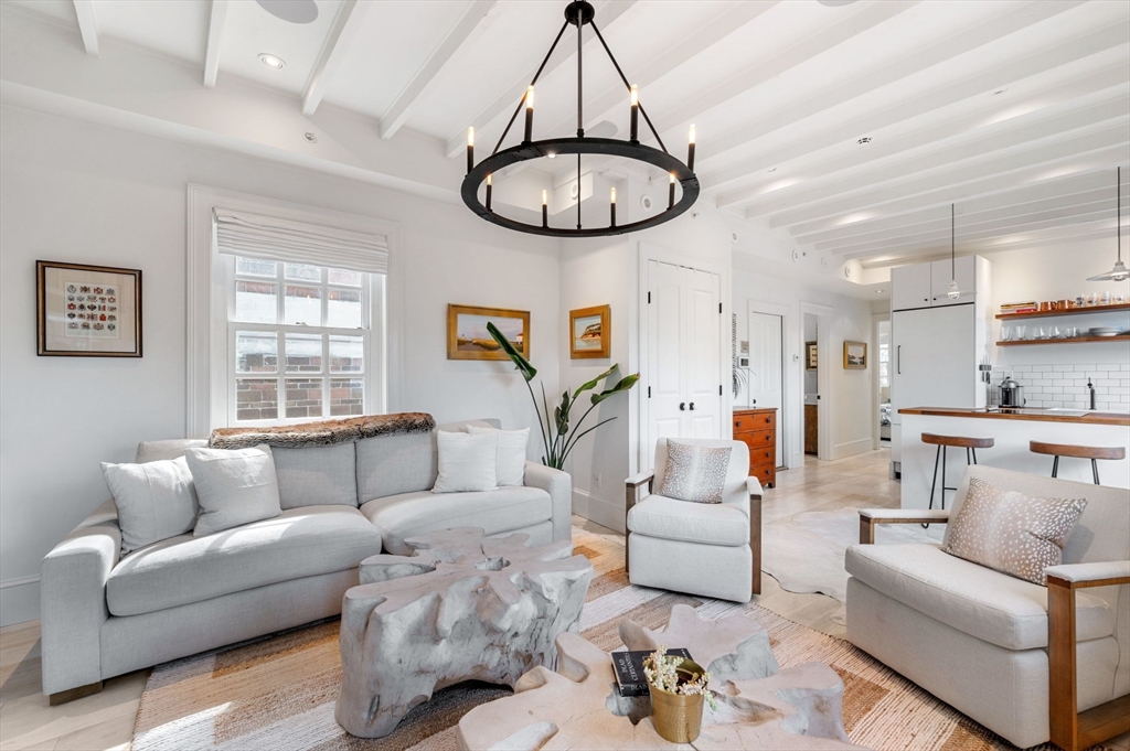 5 West Hill Place, Boston, Massachusetts, 1 Bedroom Bedrooms, 3 Rooms Rooms,1 BathroomBathrooms,Residential,For Sale,West Hill Place,73497873