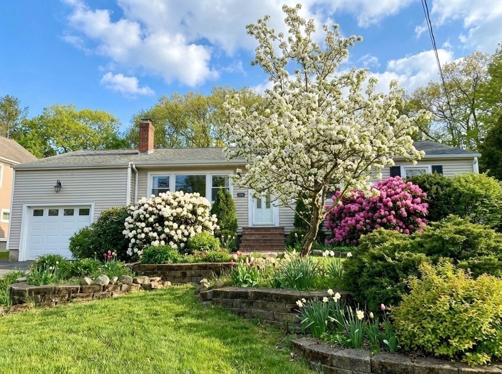 829 Gay Street, Westwood, Massachusetts, 4 Bedrooms Bedrooms, 8 Rooms Rooms,2 BathroomsBathrooms,Residential,For Sale,Gay Street,73497884