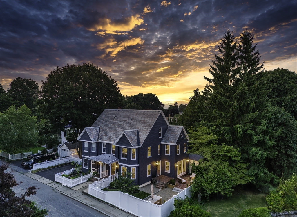 31 Collins St, Newburyport, Massachusetts, 3 Bedrooms Bedrooms, 7 Rooms Rooms,1.5 BathroomsBathrooms,Residential,For Sale,Collins St,73497920