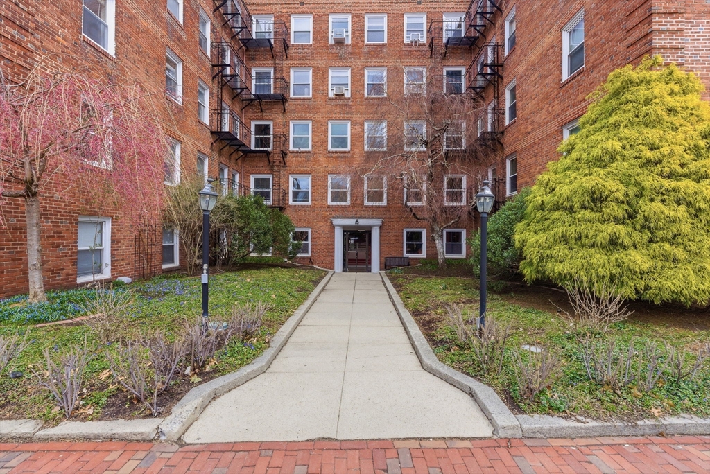 395 Broadway, Cambridge, Massachusetts, 2 Bedrooms Bedrooms, 4 Rooms Rooms,1 BathroomBathrooms,Residential,For Sale,Broadway,73497845