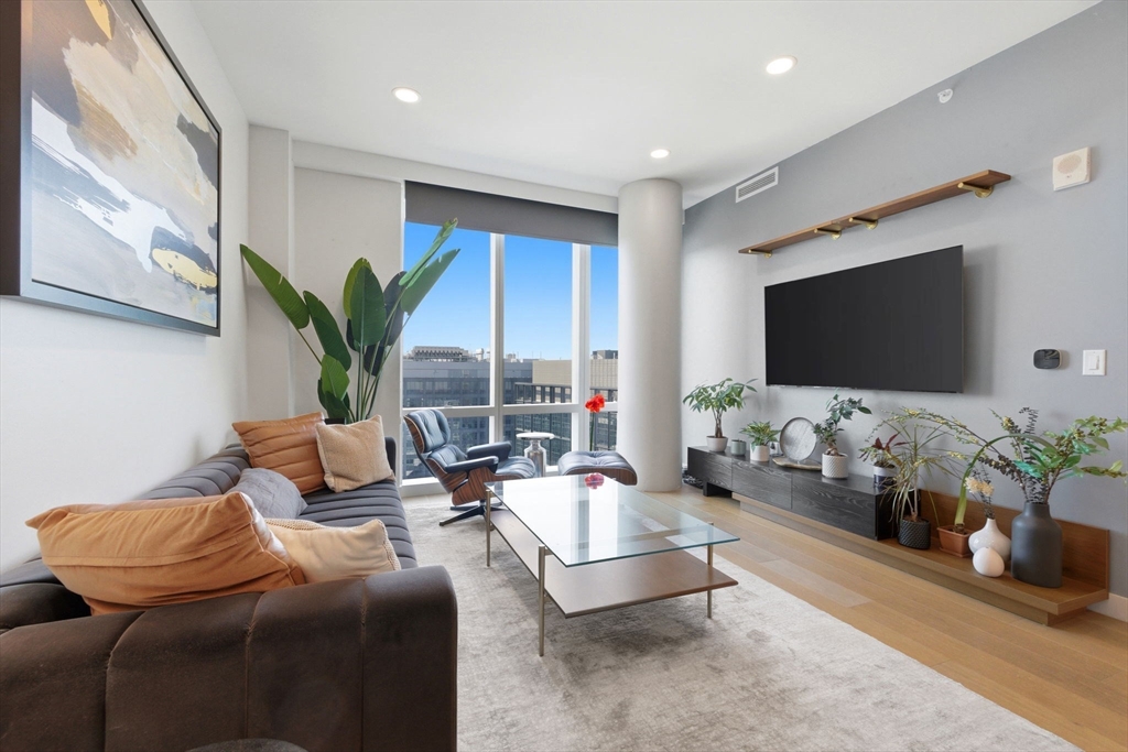 188 Brookline Avenue, Boston, Massachusetts, 2 Bedrooms Bedrooms, 5 Rooms Rooms,1.5 BathroomsBathrooms,Residential,For Sale,Brookline Avenue,73497835