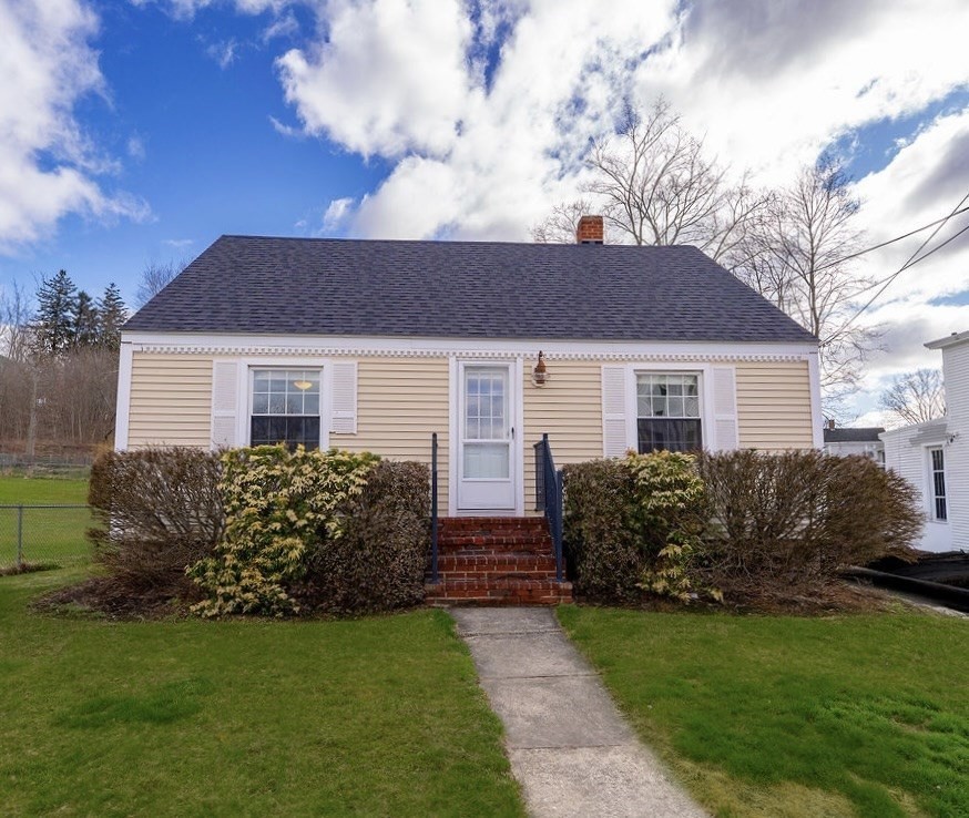 49 Orchard St, Amesbury, Massachusetts, 4 Bedrooms Bedrooms, 7 Rooms Rooms,2 BathroomsBathrooms,Residential,For Sale,Orchard St,73497979
