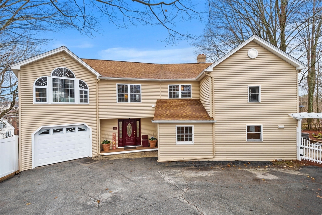 41 Red Spring Road, Andover, Massachusetts, 4 Bedrooms Bedrooms, 8 Rooms Rooms,2.5 BathroomsBathrooms,Residential,For Sale,Red Spring Road,73497759