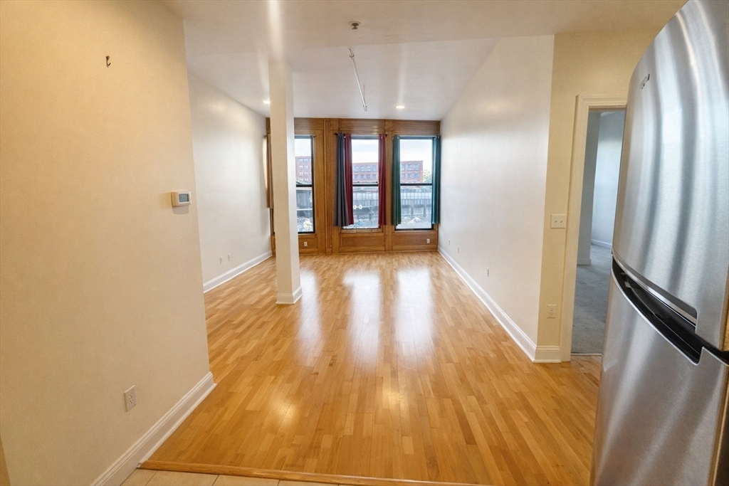 7 Central Sq, Lynn, Massachusetts, 1 Bedroom Bedrooms, 3 Rooms Rooms,1 BathroomBathrooms,Residential,For Sale,Central Sq,73461140