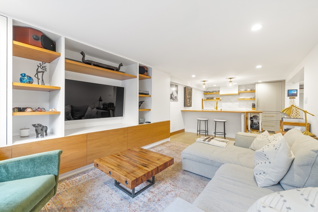 33 Worcester St, Boston, Massachusetts, 1 Bedroom Bedrooms, 4 Rooms Rooms,1 BathroomBathrooms,Residential,For Sale,Worcester St,73498085