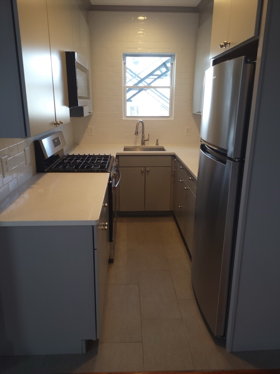 38 Melville St, Fall River, Massachusetts, 2 Bedrooms Bedrooms, 5 Rooms Rooms,1 BathroomBathrooms,Residential Lease,For Rent,Melville St,73498107