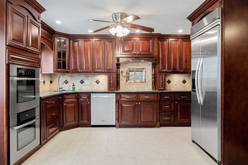 23 Pebble Pl, Malden, Massachusetts, 2 Bedrooms Bedrooms, 7 Rooms Rooms,1.5 BathroomsBathrooms,Residential,For Sale,Pebble Pl,73498113