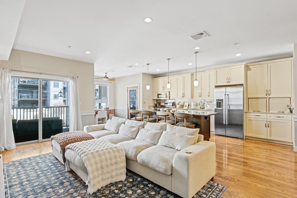 774 E 3rd St, Boston, Massachusetts, 1 Bedroom Bedrooms, 5 Rooms Rooms,1.5 BathroomsBathrooms,Residential,For Sale,E 3rd St,73497901