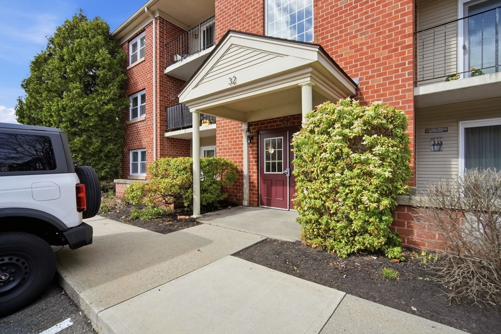 32 Maple Crest Cir, Holyoke, Massachusetts, 2 Bedrooms Bedrooms, 4 Rooms Rooms,2 BathroomsBathrooms,Residential,For Sale,Maple Crest Cir,73498134