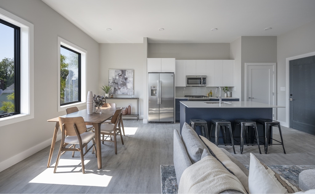 656 Saratoga, Boston, Massachusetts, 2 Bedrooms Bedrooms, 5 Rooms Rooms,2 BathroomsBathrooms,Residential,For Sale,Saratoga,73498141