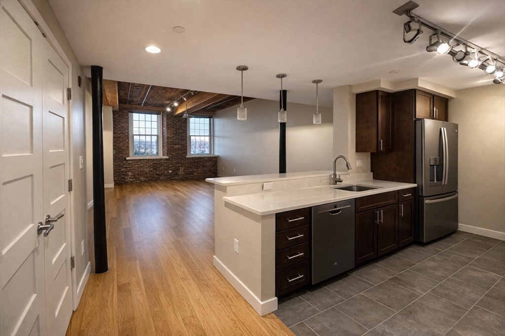 130 John St, Lowell, Massachusetts, 1 Bedroom Bedrooms, 5 Rooms Rooms,1 BathroomBathrooms,Residential Lease,For Rent,John St,73498268