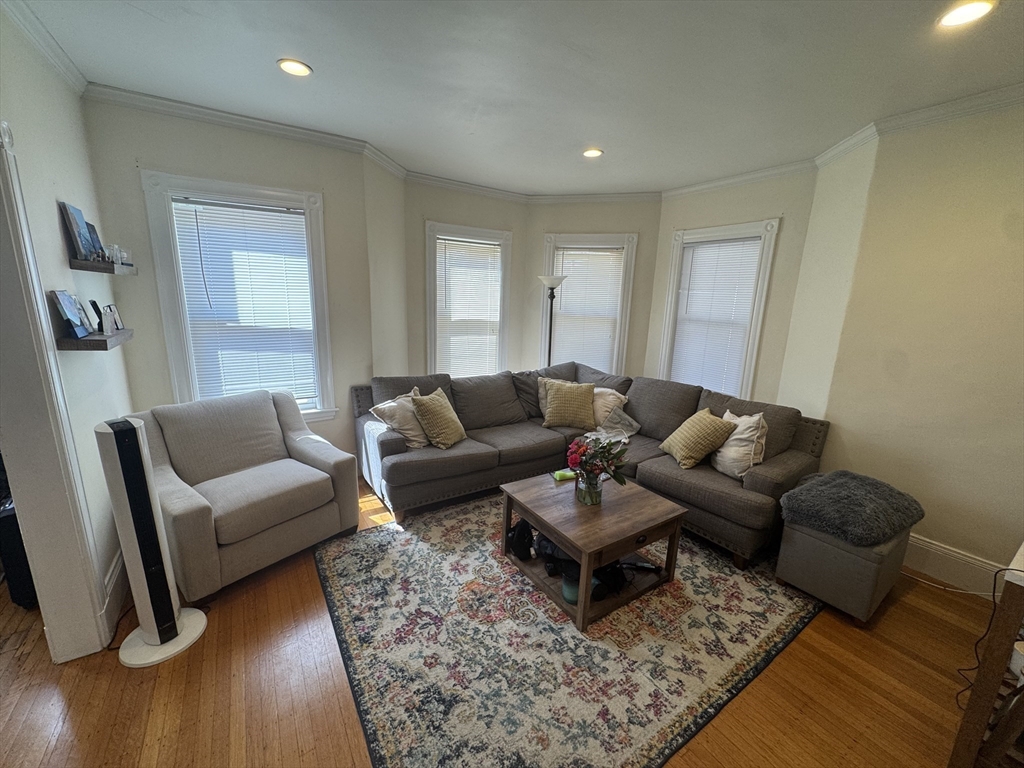 5 Oak Square Ave, Boston, Massachusetts, 2 Bedrooms Bedrooms, 5 Rooms Rooms,2 BathroomsBathrooms,Residential Lease,For Rent,Oak Square Ave,73498281
