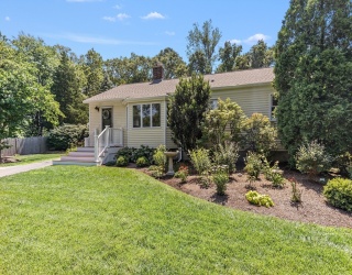 31 Chief Justice Cushing Hwy, Hingham, Massachusetts, 2 Bedrooms Bedrooms, 6 Rooms Rooms,2 BathroomsBathrooms,Residential,For Sale,Chief Justice Cushing Hwy,73498255