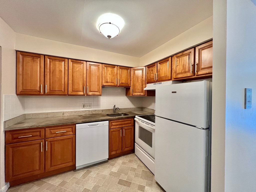 33 Paul Street, Newton, Massachusetts, 2 Bedrooms Bedrooms, 4 Rooms Rooms,1 BathroomBathrooms,Residential Lease,For Rent,Paul Street,73498368