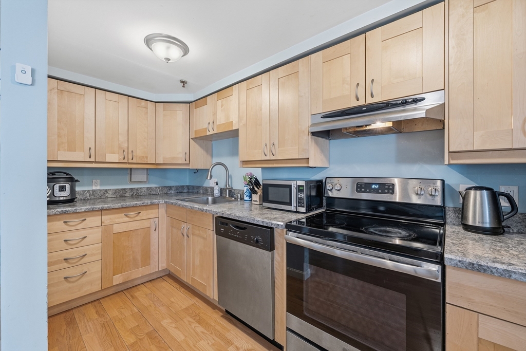 200 Market Street, Lowell, Massachusetts, 2 Bedrooms Bedrooms, 4 Rooms Rooms,1.5 BathroomsBathrooms,Residential,For Sale,Market Street,73498229