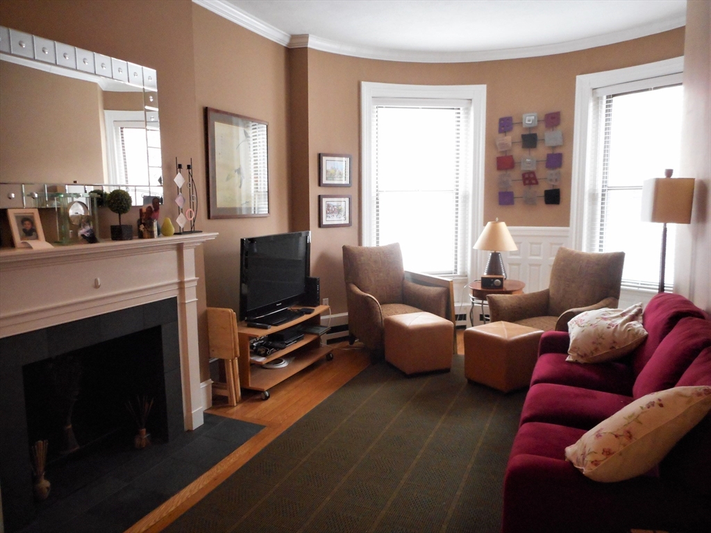 922 Beacon Street, Boston, Massachusetts, 1 Bedroom Bedrooms, 3 Rooms Rooms,1 BathroomBathrooms,Residential Lease,For Rent,Beacon Street,73498417