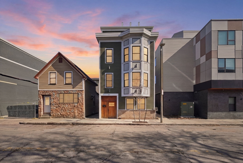 331 Chelsea St, Boston, Massachusetts, 2 Bedrooms Bedrooms, 6 Rooms Rooms,2 BathroomsBathrooms,Residential,For Sale,Chelsea St,73498515