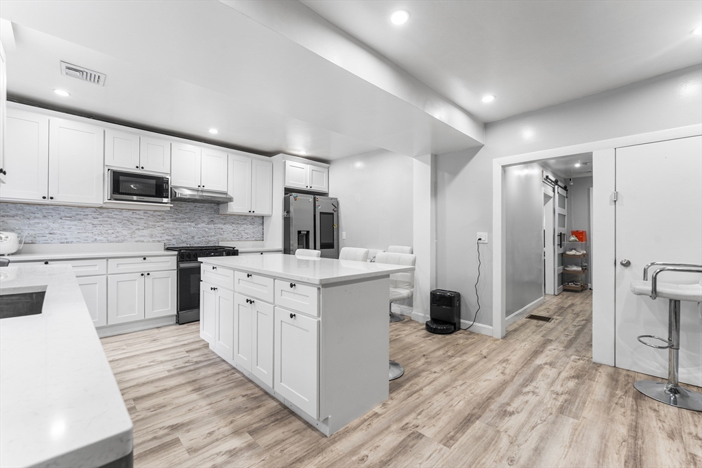 74 Leonard St, Boston, Massachusetts, 2 Bedrooms Bedrooms, 4 Rooms Rooms,1.5 BathroomsBathrooms,Residential,For Sale,Leonard St,73498364