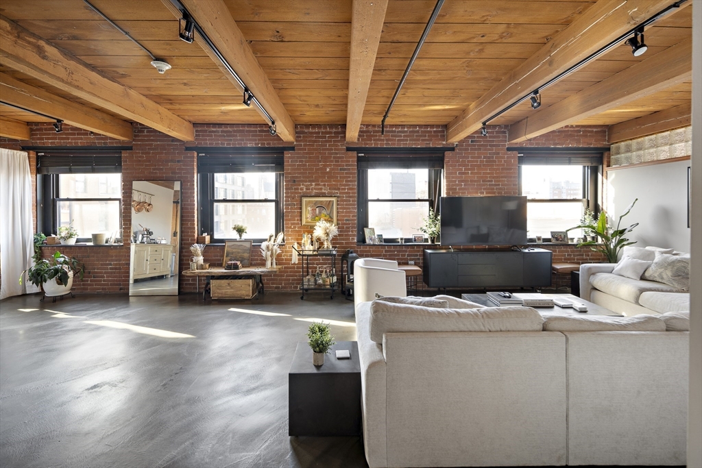 90 Wareham St, Boston, Massachusetts, 2 Bedrooms Bedrooms, 3 Rooms Rooms,1 BathroomBathrooms,Residential,For Sale,Wareham St,73498544