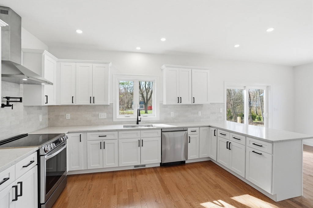 2 Valley Run Dr, Attleboro, Massachusetts, 4 Bedrooms Bedrooms, 7 Rooms Rooms,2.5 BathroomsBathrooms,Residential,For Sale,Valley Run Dr,73498606