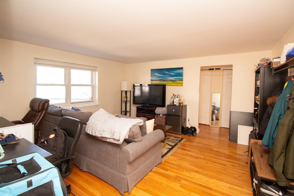 95 Chestnut St, Brookline, Massachusetts, 1 Bedroom Bedrooms, 4 Rooms Rooms,1 BathroomBathrooms,Residential Lease,For Rent,Chestnut St,73487332