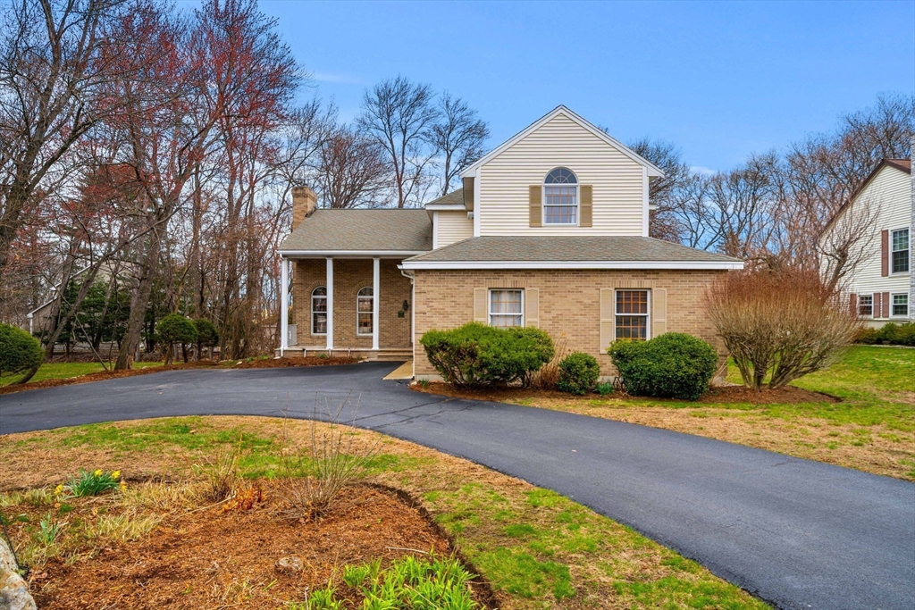 1 Briarwood Lane, Burlington, Massachusetts, 4 Bedrooms Bedrooms, 11 Rooms Rooms,3 BathroomsBathrooms,Residential,For Sale,Briarwood Lane,73498738