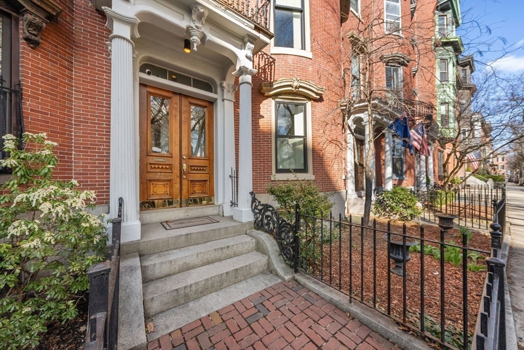 27 Monument Square, Boston, Massachusetts, 3 Bedrooms Bedrooms, 7 Rooms Rooms,2.5 BathroomsBathrooms,Residential,For Sale,Monument Square,73498680