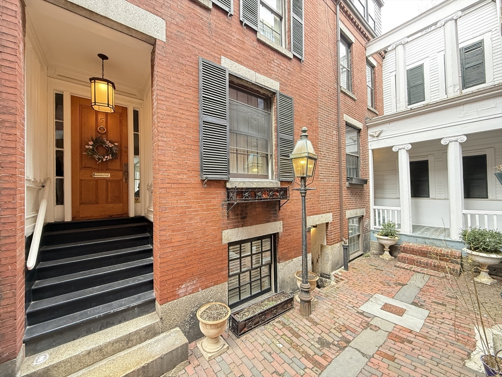5 Rollins Place, Boston, Massachusetts, 3 Bedrooms Bedrooms, 7 Rooms Rooms,2.5 BathroomsBathrooms,Residential,For Sale,Rollins Place,73498820