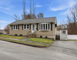 24 Clark St, Salem, Massachusetts, 3 Bedrooms Bedrooms, 8 Rooms Rooms,2 BathroomsBathrooms,Residential,For Sale,Clark St,73498718