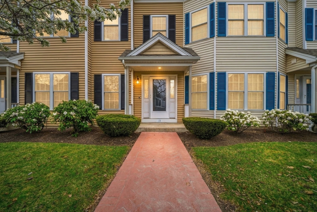 215 Harvard St, Medford, Massachusetts, 2 Bedrooms Bedrooms, 6 Rooms Rooms,2.5 BathroomsBathrooms,Residential,For Sale,Harvard St,73498626