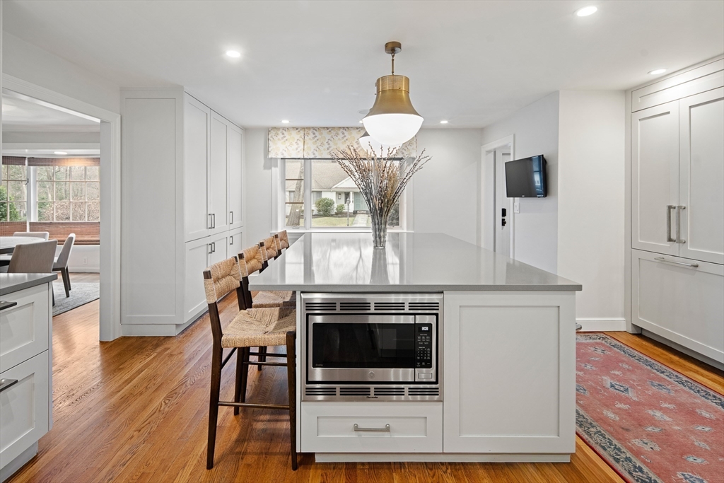 2 Edgewater Place, Winchester, Massachusetts, 4 Bedrooms Bedrooms, 10 Rooms Rooms,4.5 BathroomsBathrooms,Residential,For Sale,Edgewater Place,73498843