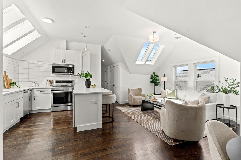 9 Upham Ave, Boston, Massachusetts, 2 Bedrooms Bedrooms, 4 Rooms Rooms,1 BathroomBathrooms,Residential,For Sale,Upham Ave,73498745