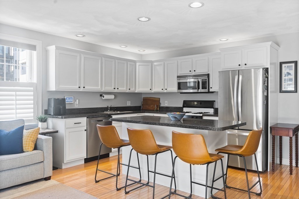 194 E St, Boston, Massachusetts, 2 Bedrooms Bedrooms, 4 Rooms Rooms,1 BathroomBathrooms,Residential,For Sale,E St,73498776