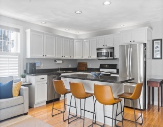 194 E St, Boston, Massachusetts, 2 Bedrooms Bedrooms, 4 Rooms Rooms,1 BathroomBathrooms,Residential,For Sale,E St,73498776