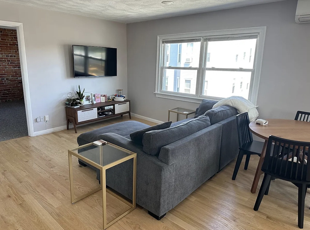 314 E 8th Street, Boston, Massachusetts, 2 Bedrooms Bedrooms, 4 Rooms Rooms,1 BathroomBathrooms,Residential Lease,For Rent,E 8th Street,73498906