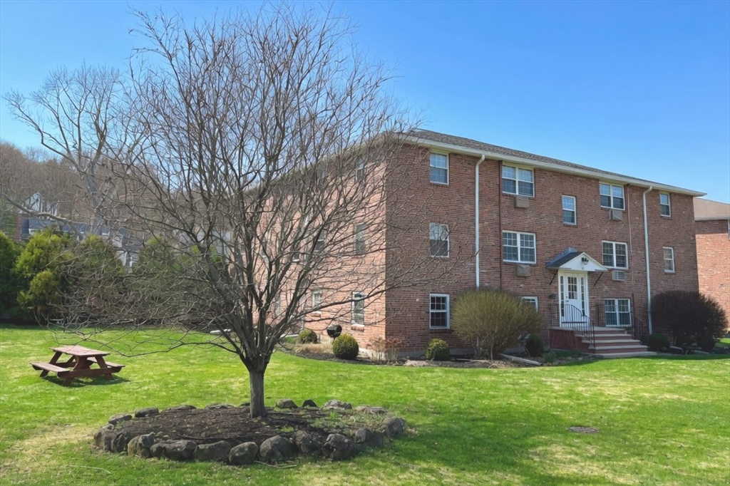 12 Colonial Village Drive, Arlington, Massachusetts, 1 Bedroom Bedrooms, 4 Rooms Rooms,1 BathroomBathrooms,Residential,For Sale,Colonial Village Drive,73498901