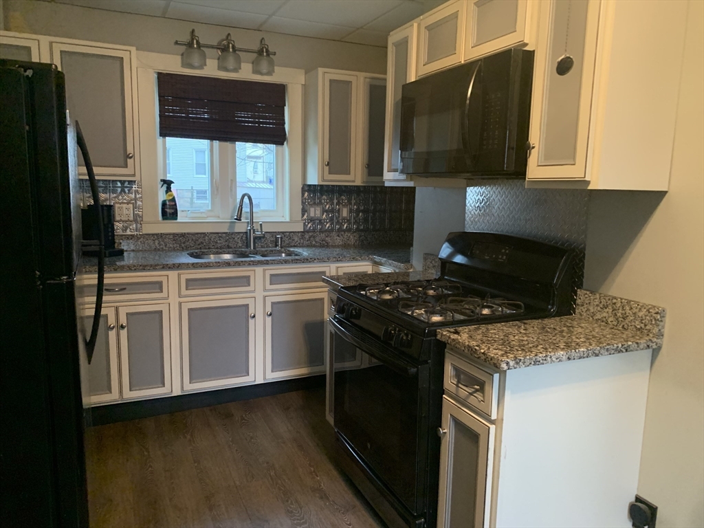 293 Linden St., Fall River, Massachusetts, 1 Bedroom Bedrooms, 3 Rooms Rooms,1 BathroomBathrooms,Residential Lease,For Rent,Linden St.,73498961