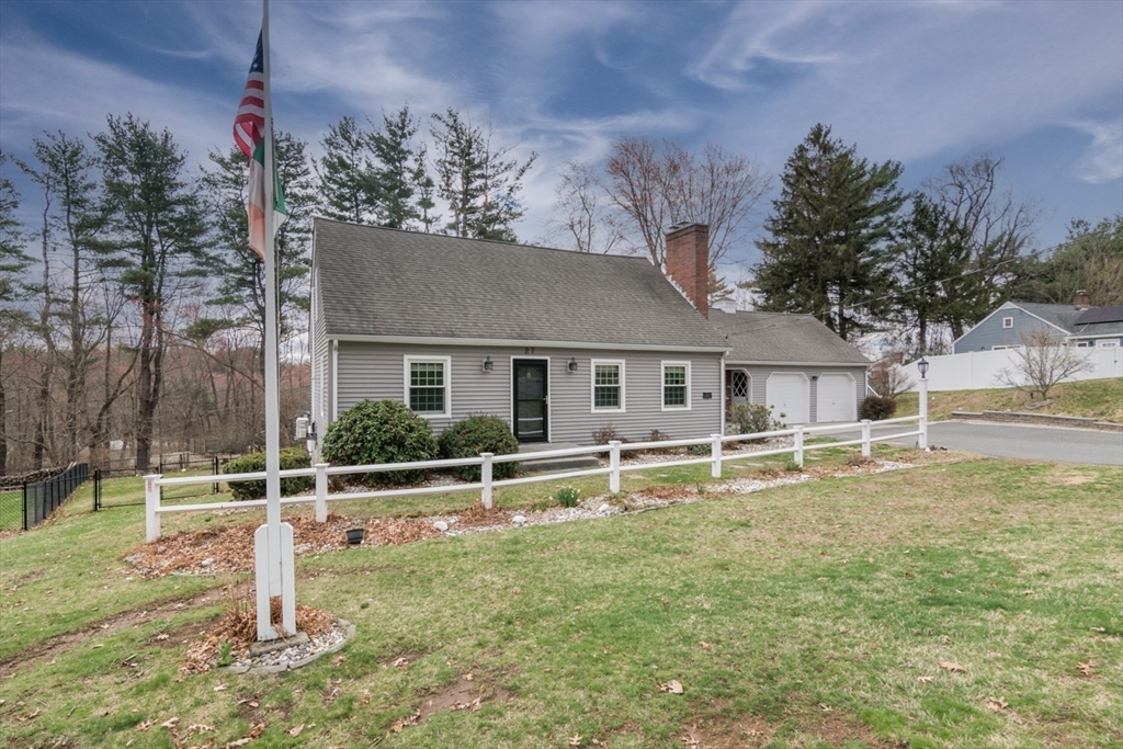 27 East Circle Drive, East Longmeadow, Massachusetts, 4 Bedrooms Bedrooms, 8 Rooms Rooms,3 BathroomsBathrooms,Residential,For Sale,East Circle Drive,73498772